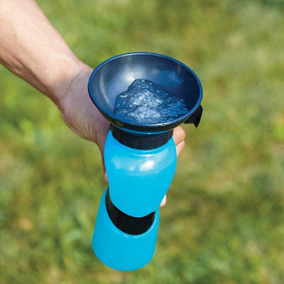 main appuie sur la gourde bleue pour avoir de l'eau