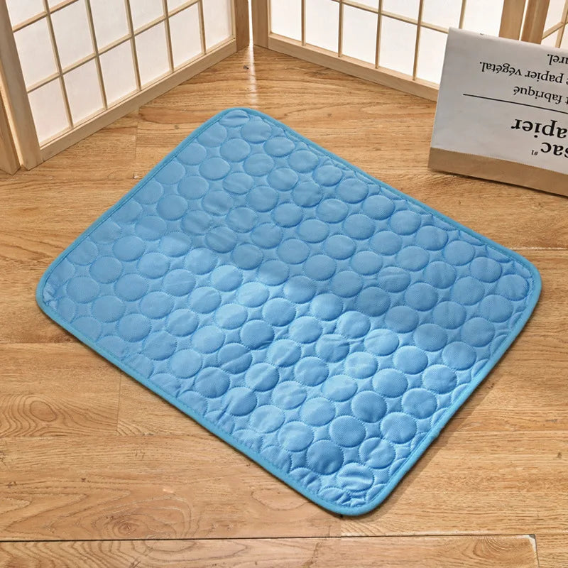 tapis-rafraichissant-chien-Revigore-bleu