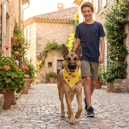 bandana pour chien jaune à motif en promenade