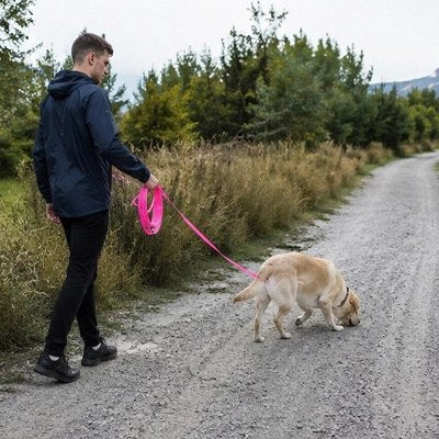 Longe pour chien rose en randonnée