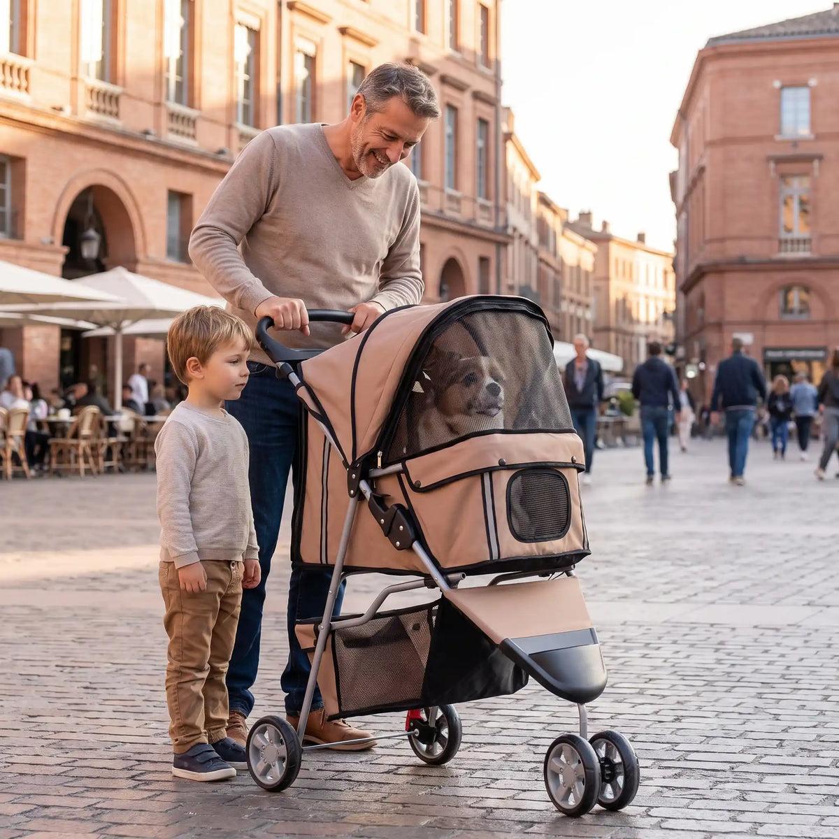 Poussette à chien homme et enfant en ville