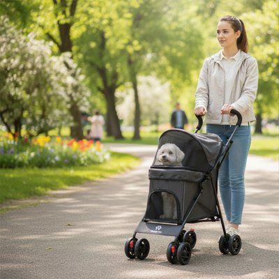 Poussette pour chien noire en promenade au parc