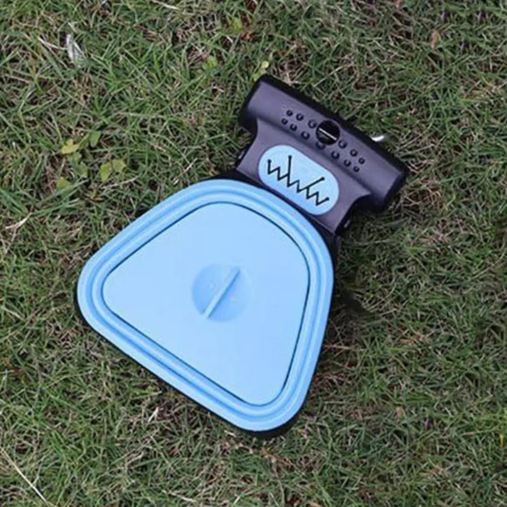 ramasse-crotte chien bleu posé au sol