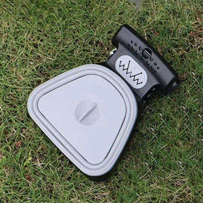 ramasse-crotte chien gris sur la pelouse