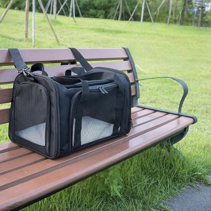 sac de transport pour chien noir posé sur un banc