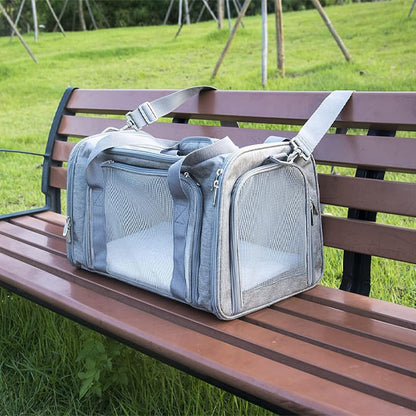 sac de transport pour chien gris posé sur un banc