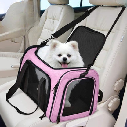 petit chien blanc sort la tête de son sac de transport rose en voiture